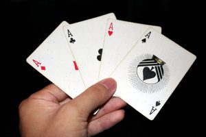 德州牛仔牌型大小全解析：新手必看的五大牌型与胜率提升技巧