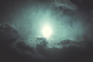 德州牛仔心理博弈：三个让对方先露怯的技巧