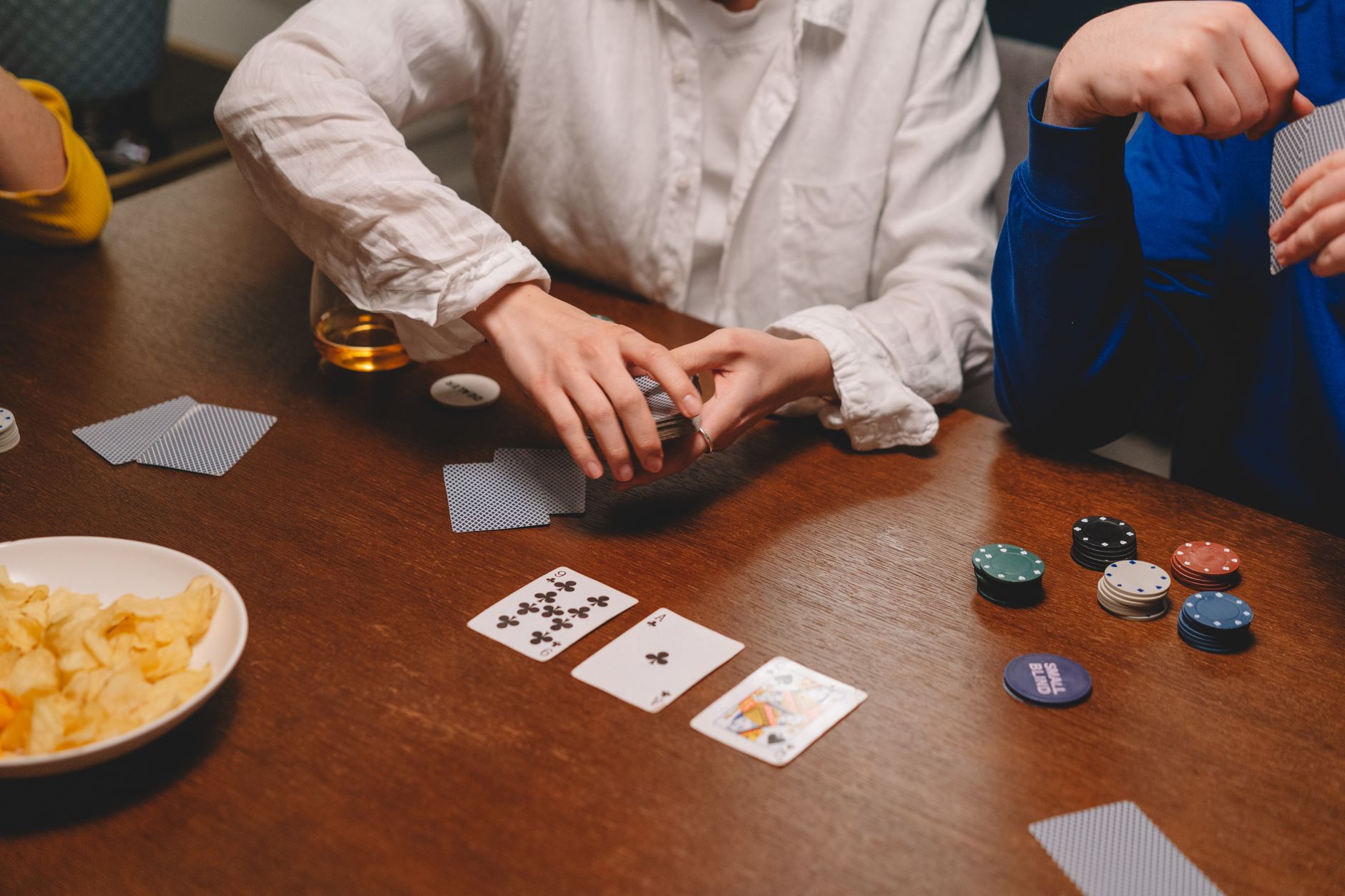 德州牛仔现金桌和锦标赛到底怎么选？五个核心区别帮你决策（要点图解）